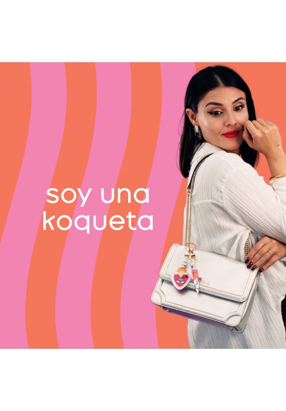 Modelo con bolso con llaveros en metacrilato de corazón y puñal