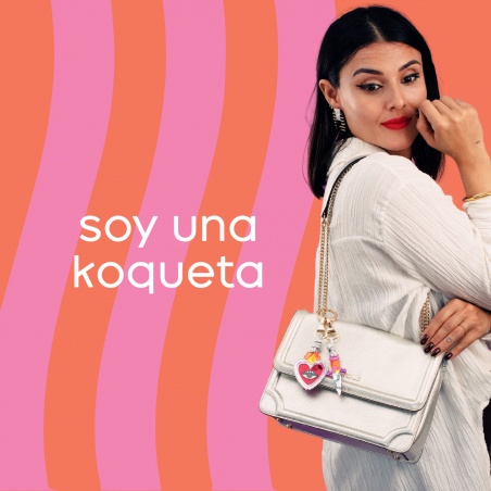 Modelo con bolso con llaveros en metacrilato de corazón y puñal