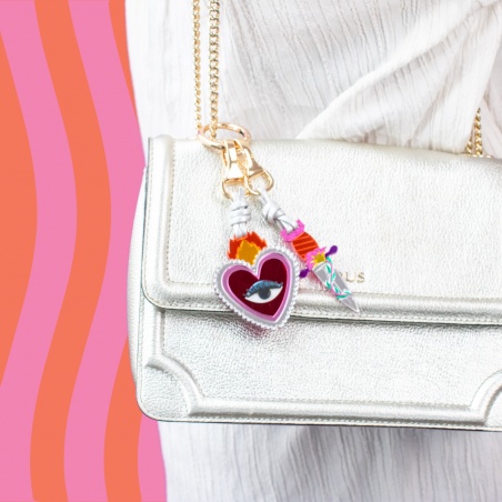 detalle bolso con llavero corazón y puñal en metacrilato