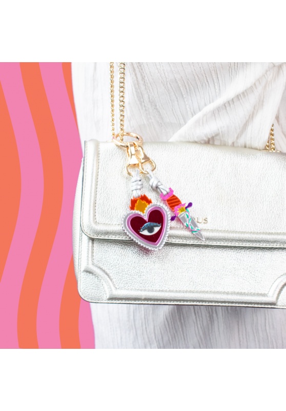 detalle bolso con llavero corazón y puñal en metacrilato