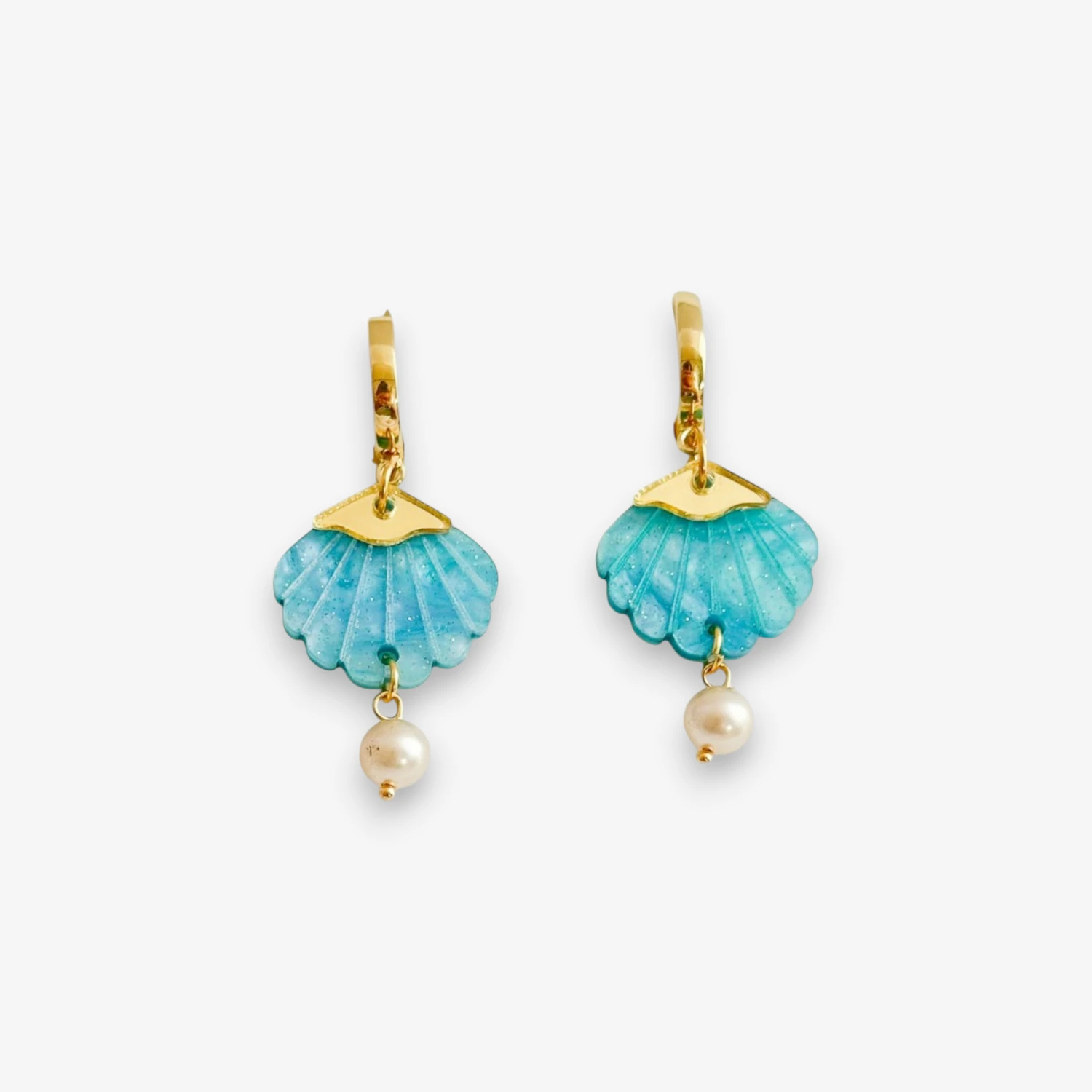 Pendientes Charms Beach en metacrilato nácar con perla colgante y aro dorado