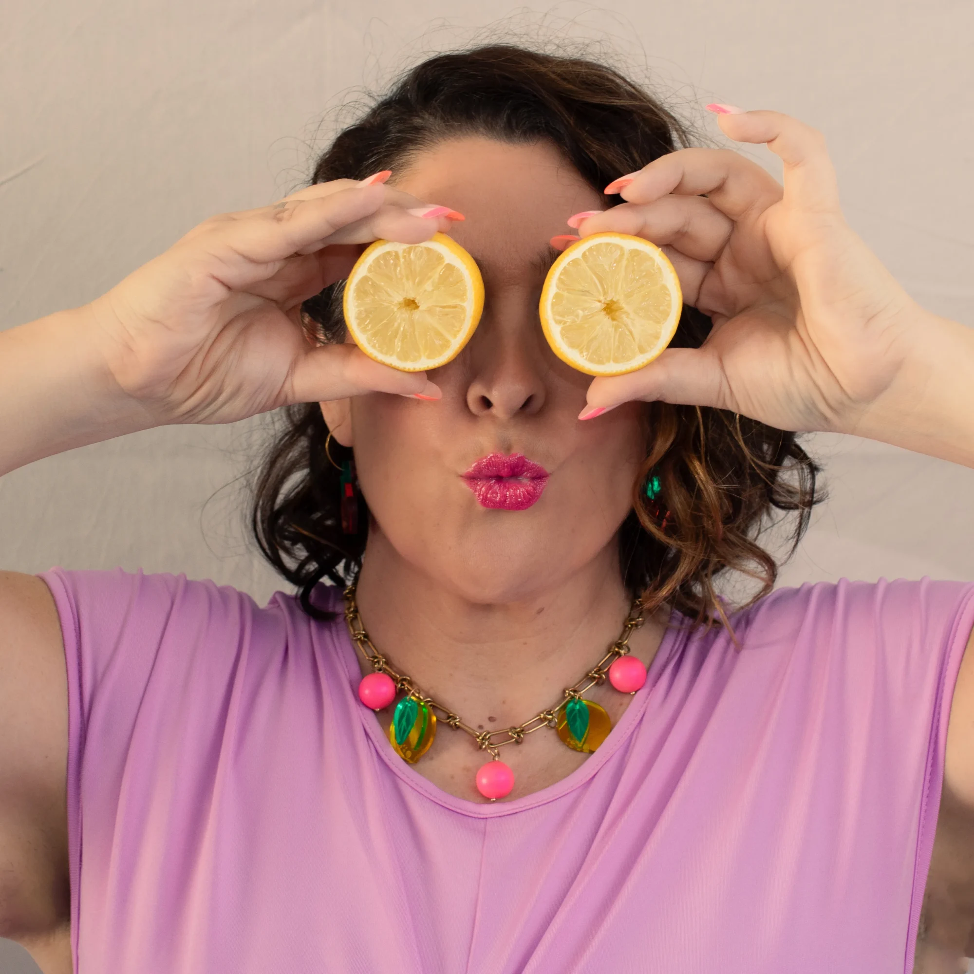 modelo con collar de limones en metacrilato y acero