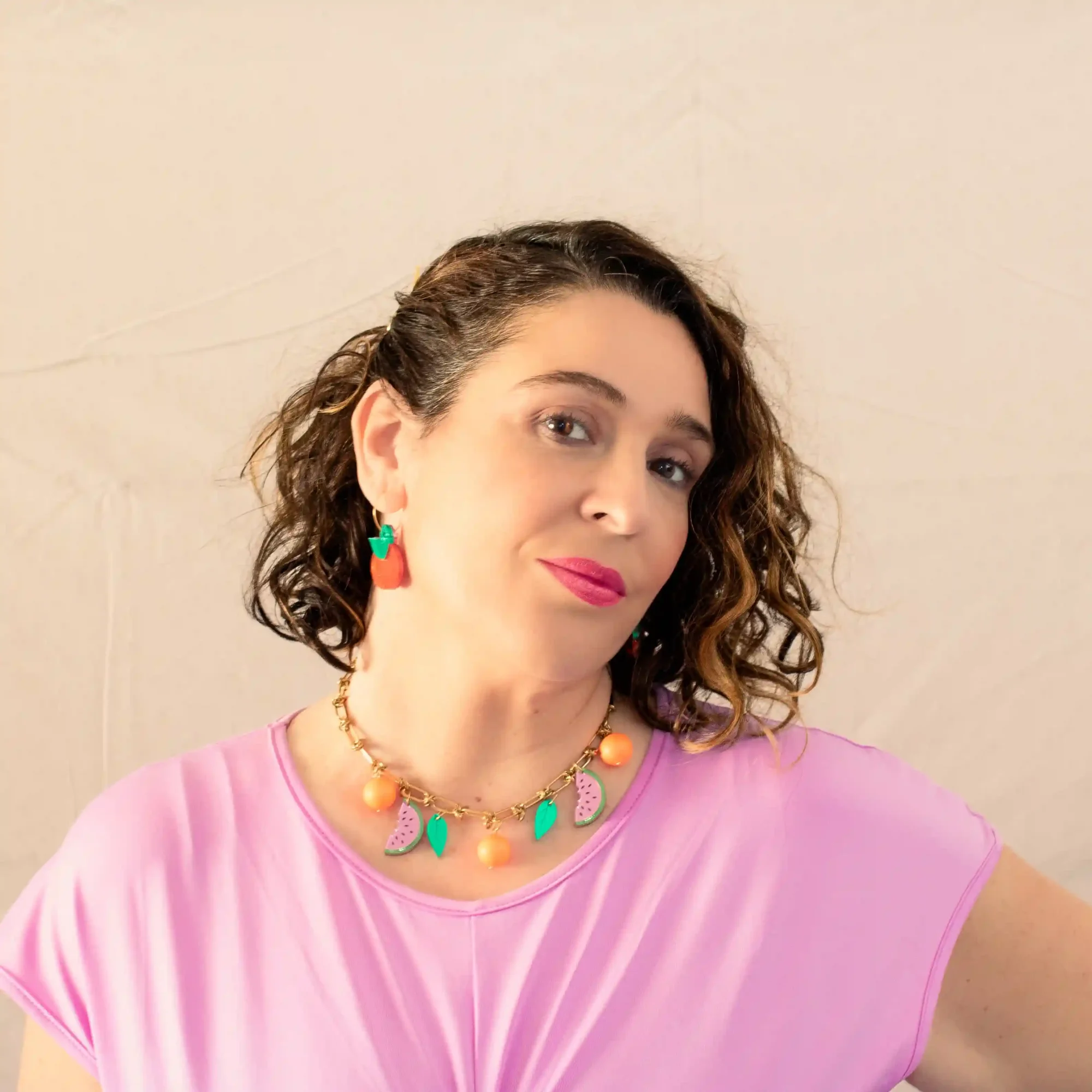 modelo con collar de de metacrilato y acero wndy sandia
