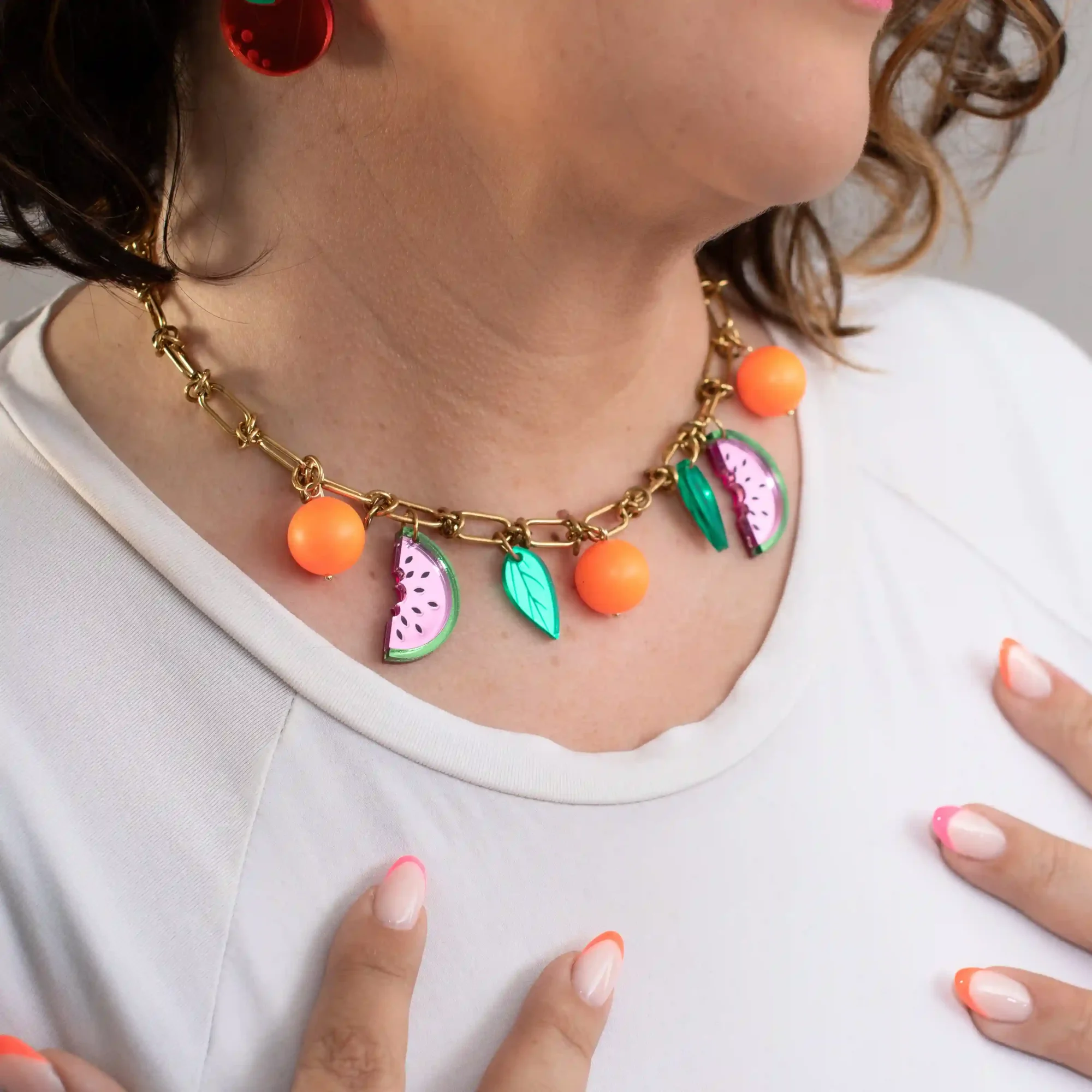 modelo con collar de de metacrilato y acero wndy sandia