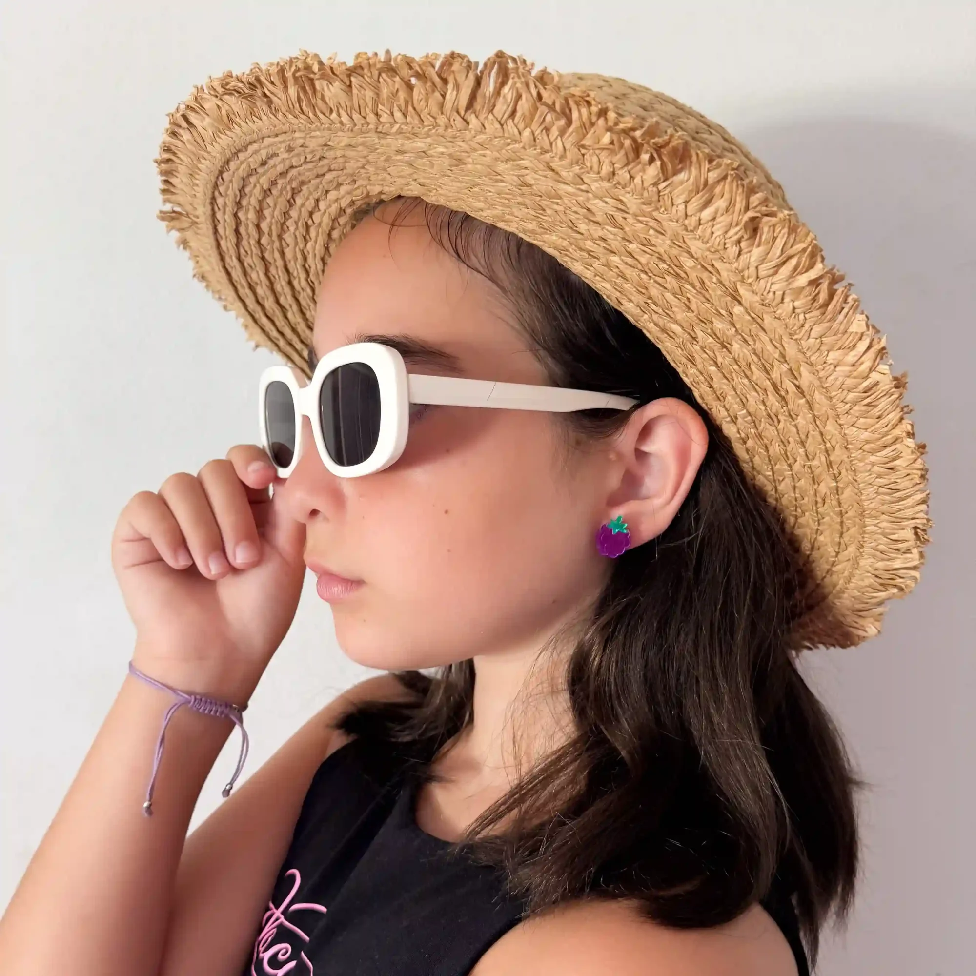 modelo niña con pendientes de metacrilato en forma de mora