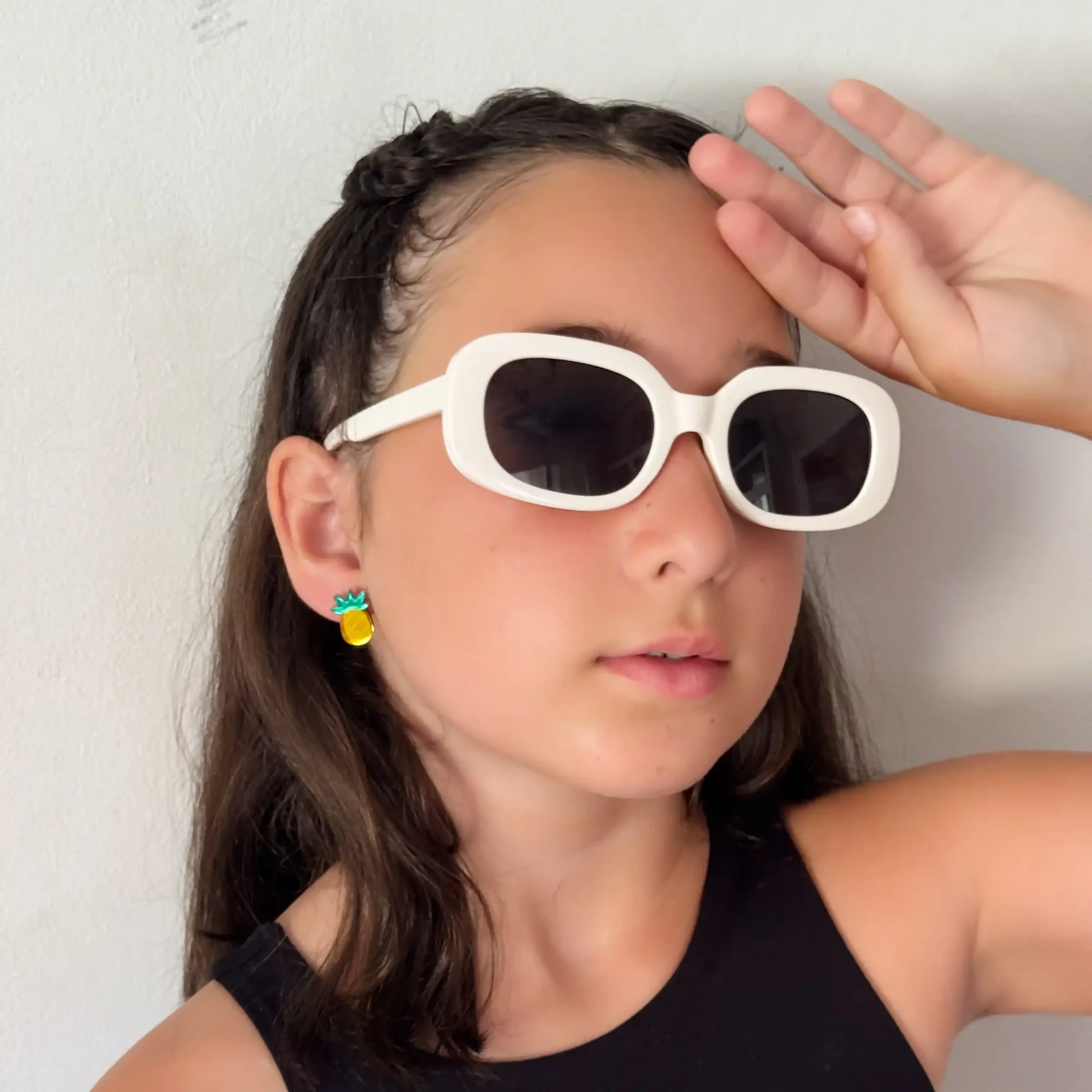 modelo con pendientes de metacrilato mini en forma de piña