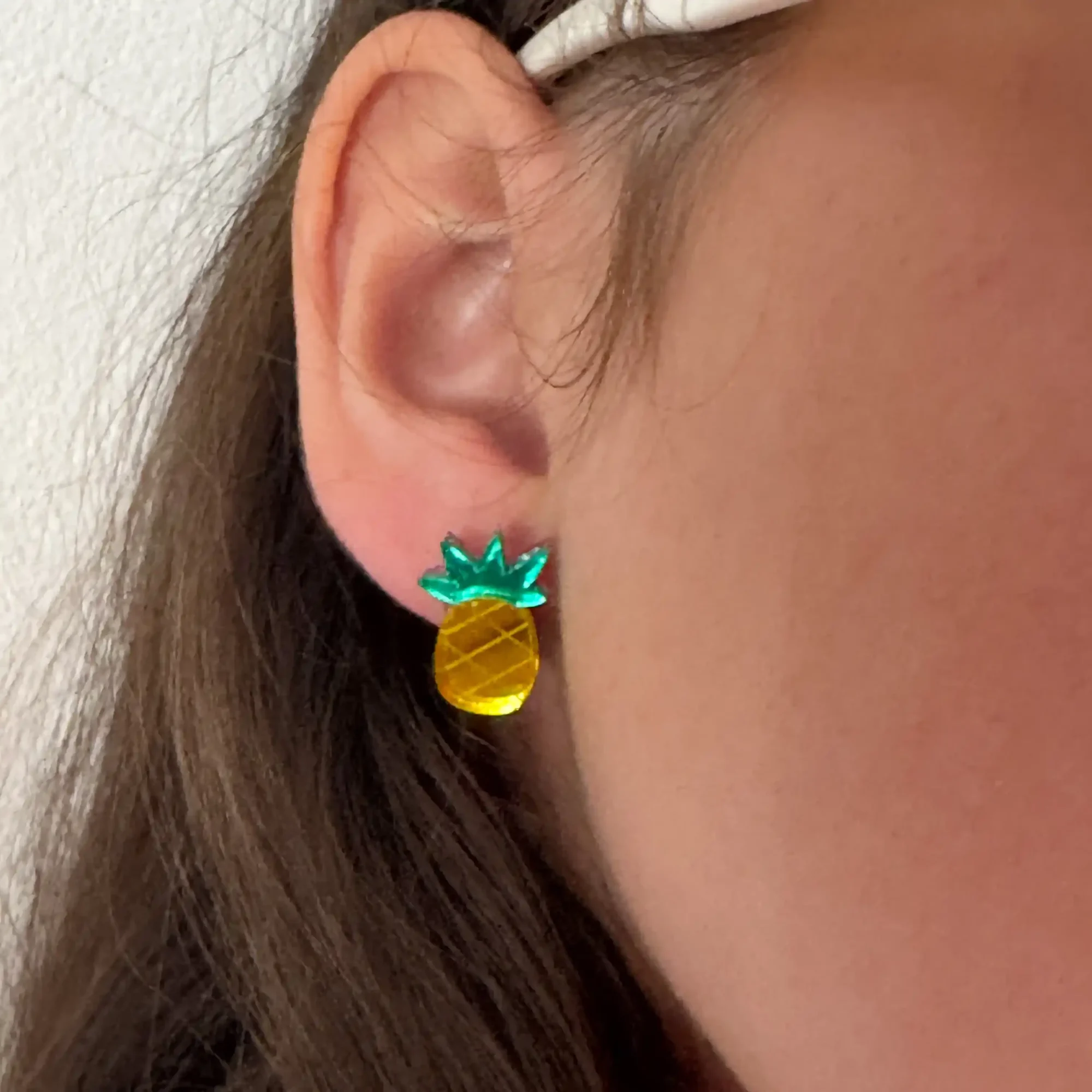 modelo con pendientes de metacrilato mini en forma de piña