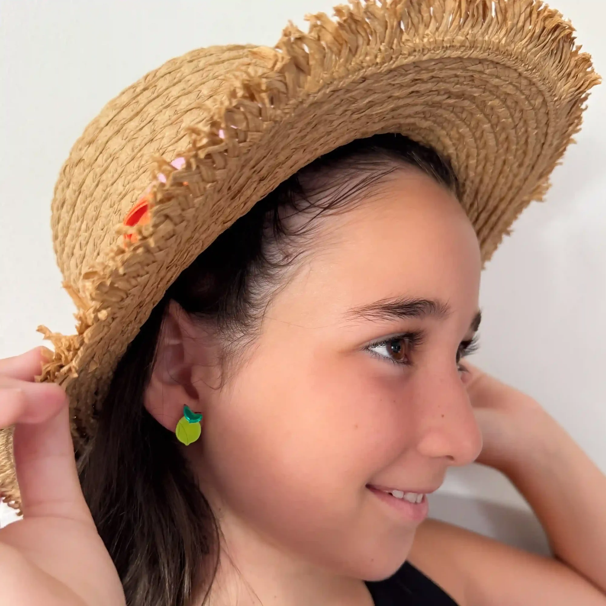 modelo con pendientes mini de limon en metacrilato