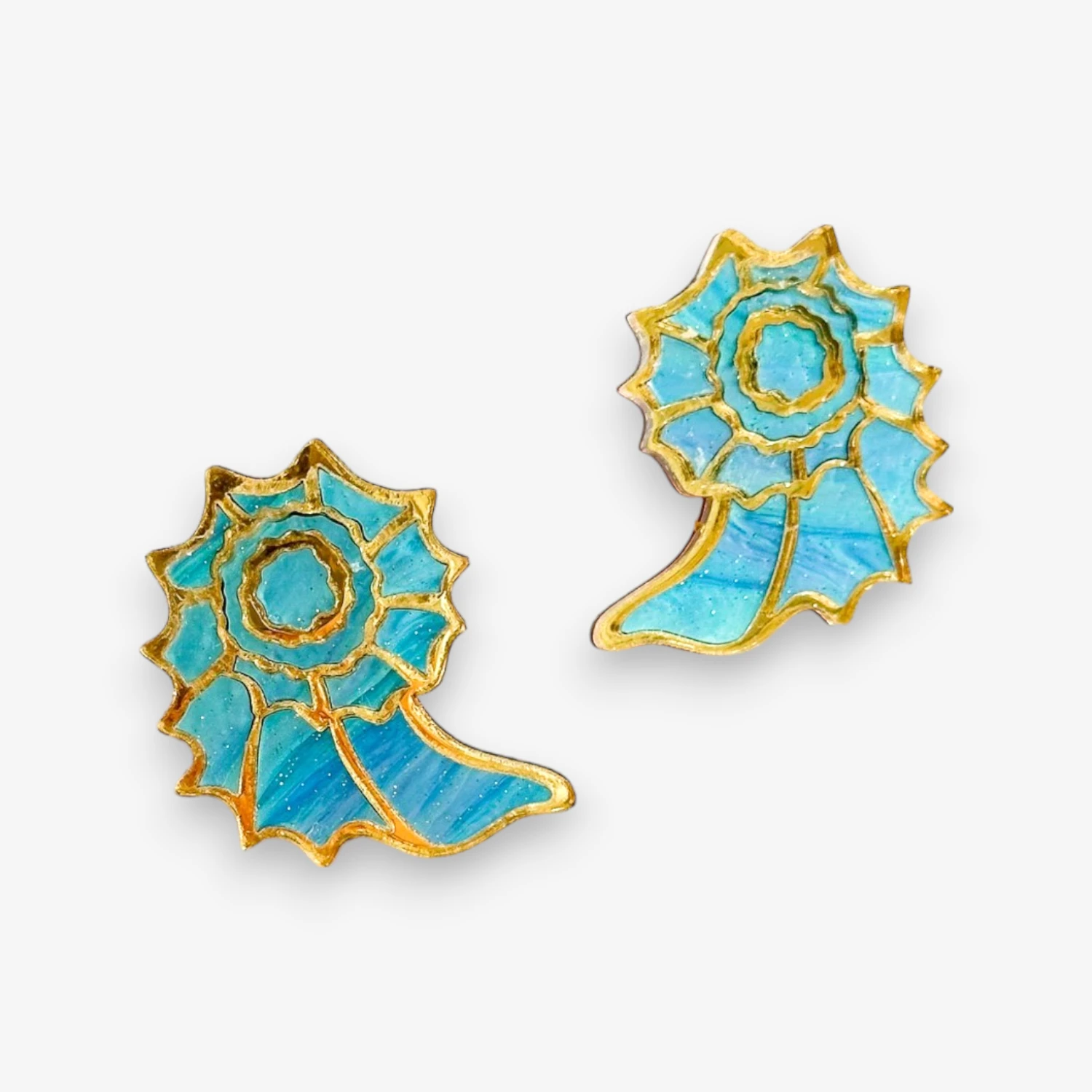 Pendiente metacrilato con florma de coracola nautilus en color turquesa