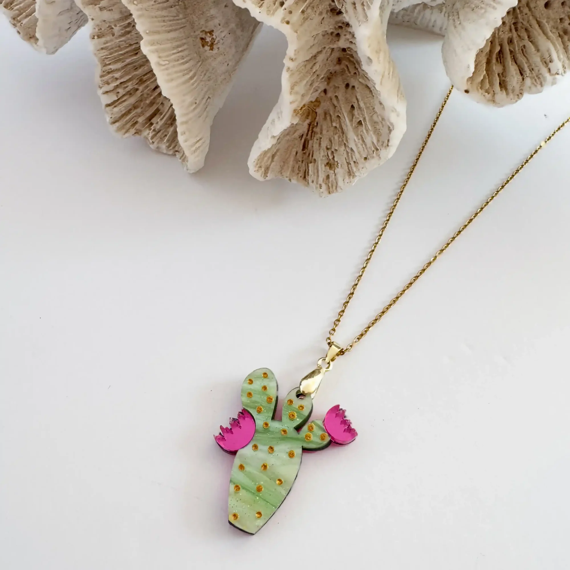 Colgante cactus metacrilato Penca Love Mini con cadena chapada en oro