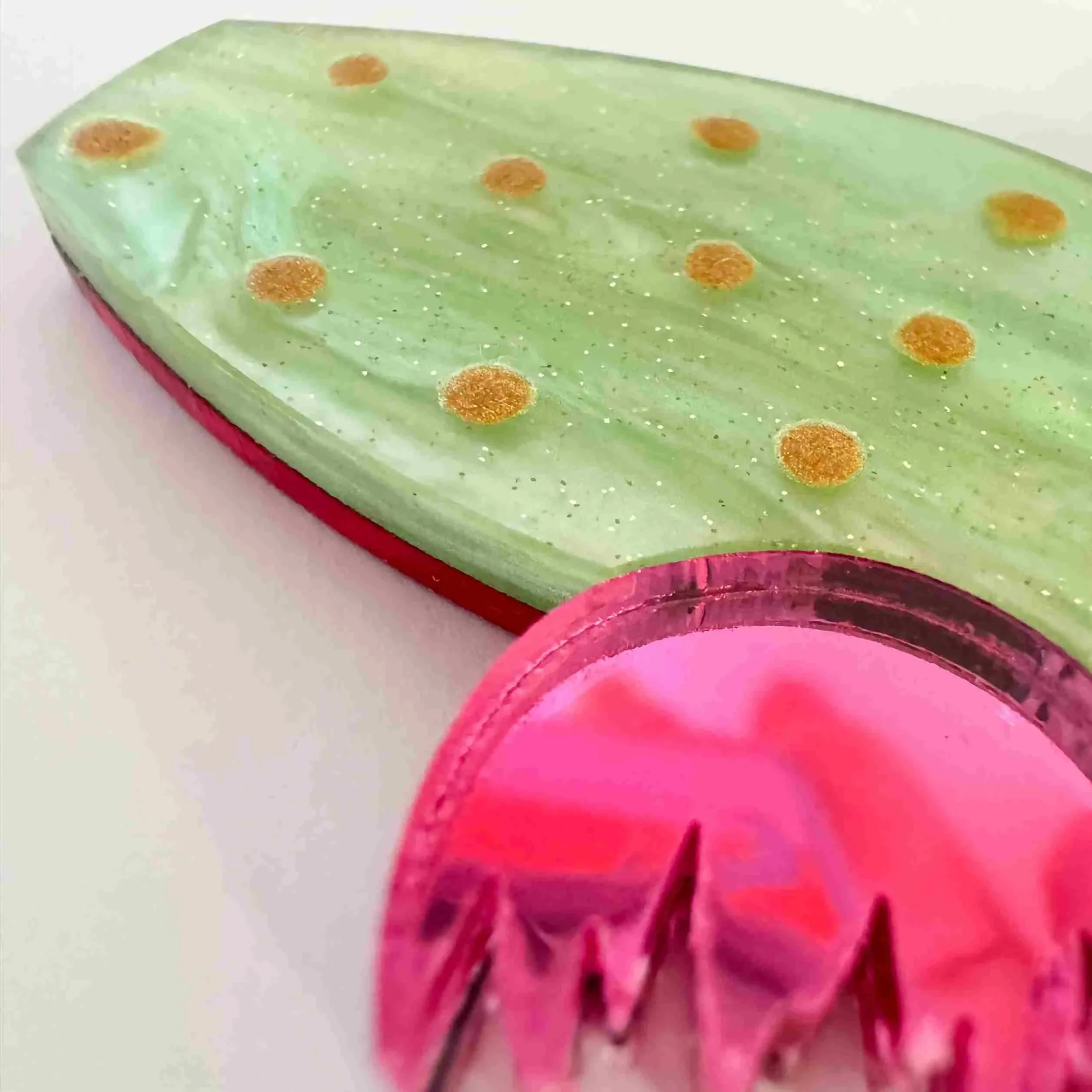 Detalle del pendiente cactus Penca Love con metacrilato nacarado verde agua y puntos dorados en relieve