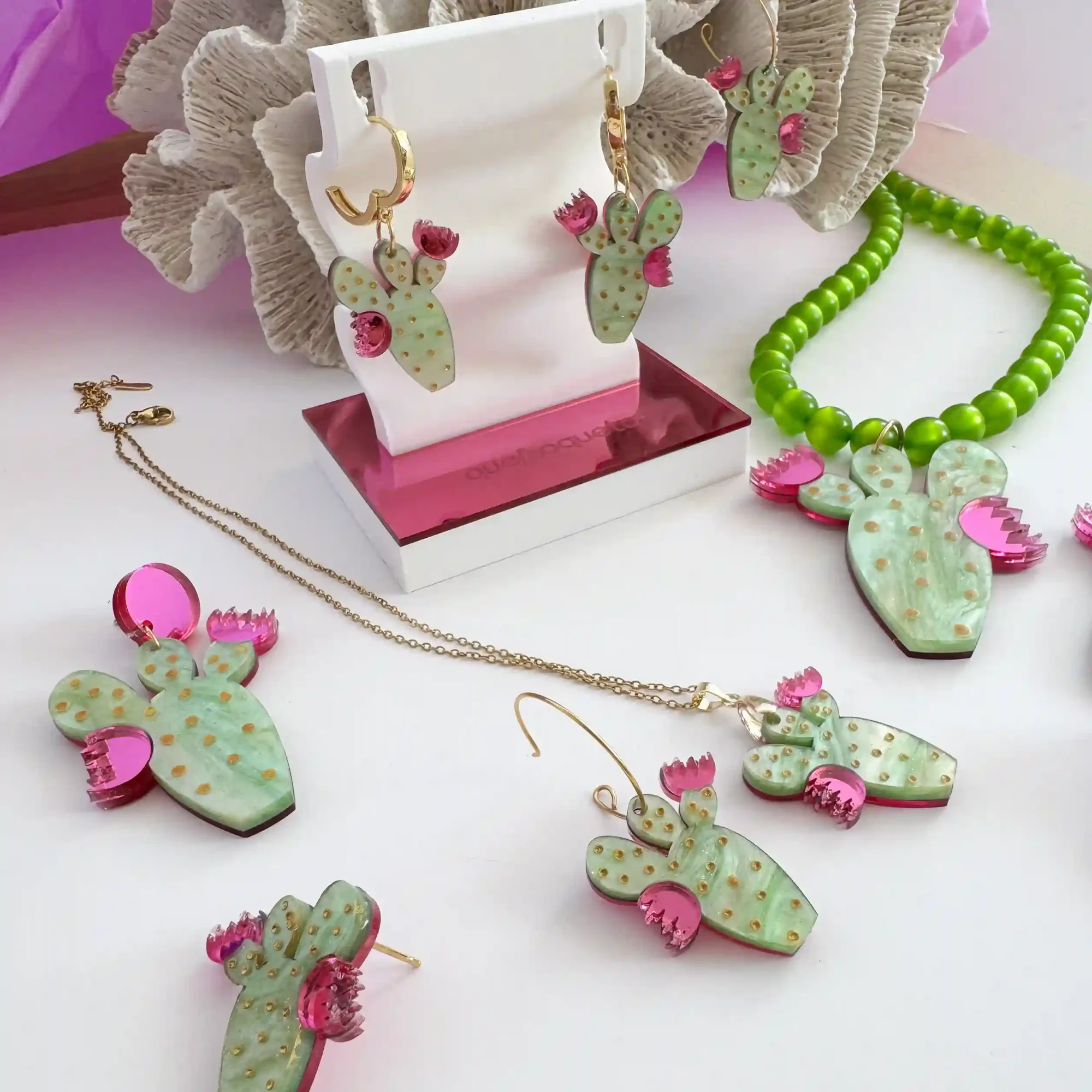 Colección de joyas Penca Love en metacrilato: pendientes, colgante y collar en tonos verdes con flores fucsias