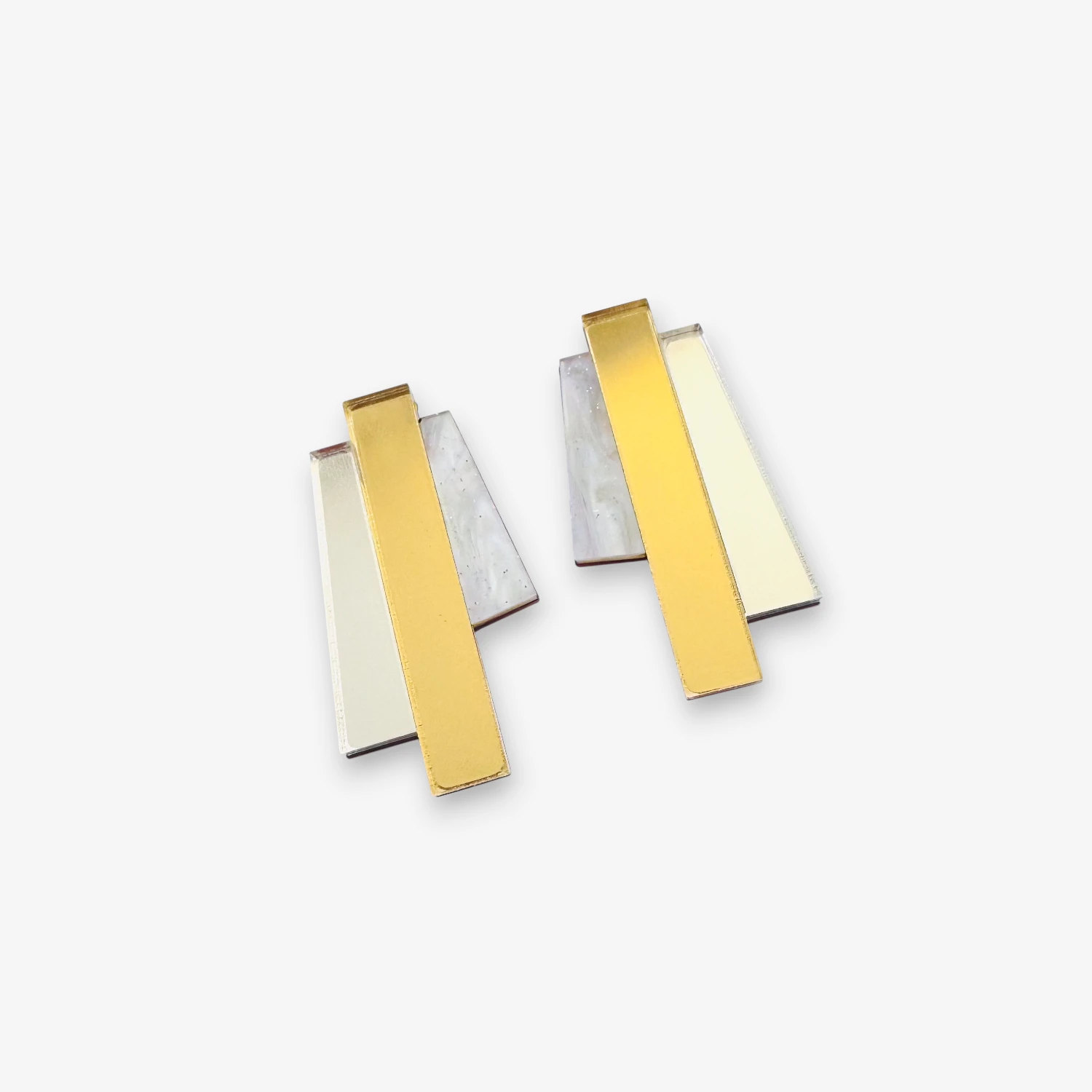 Pendientes Metropolis de metacrilato en dorado espejo, plata espejo y nácar blanco con destellos, diseño rectangular moderno y elegante